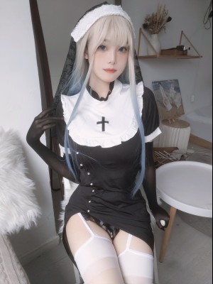 蜜汁猫裘 - 修女自拍_0890.xyz (1)