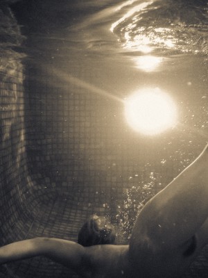 STEFANIA FERRARIO_stefania-nightswimming-39-YMl1Zkku