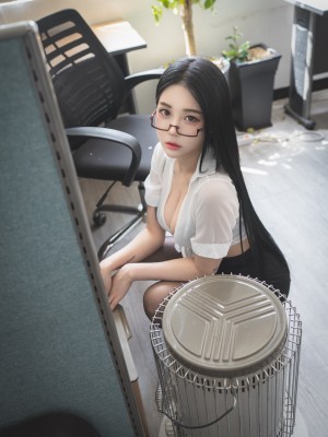 PURE_Vol.182 - Bomi - Bomistry's office_Bomistry's office_06