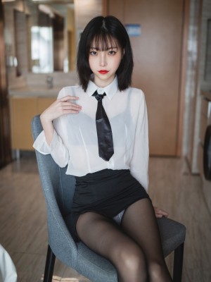 许岚 白衬衫_7E9BF0B3-EFE1-4A86-A3F8-8F5D5B5F6294