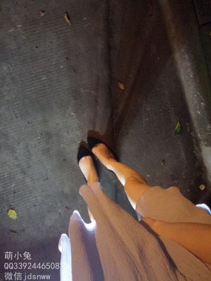 萌兰酱(萌小兔 草莓味兰兰)  - 深夜马路露出_003