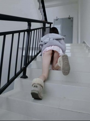 萌兰酱(萌小兔 草莓味兰兰) -  双人楼道露出_013