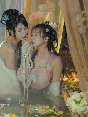 云溪溪x奶桃 古装浴池嬉戏 性感肚兜诱人乳晕 湿身诱惑超写实古代风_1 (13)