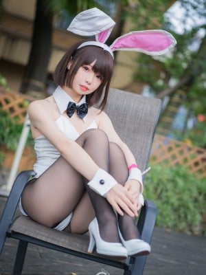 十万珍吱伏特 - 加藤惠户外兔女郎_02