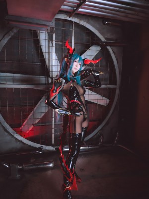 (C103) [さちぶどう] アズール◎ーン レーゲンスブルク コスプレ写真集 vol.171 Coast of light!2  (アズールレーン)_024
