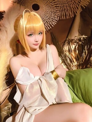 HornyCos - Blonde Beauty Showing Her Legs (Patreon)_05