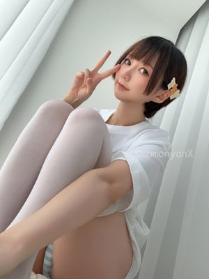 [ももにゃん（原魔物喵）] ゲームしてる