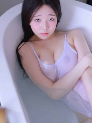 Yeon Woo - Bath Tub_180