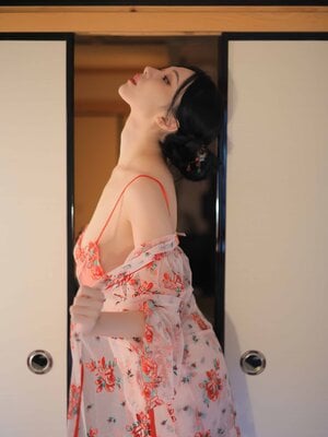 Yeon Woo - HEAT_064