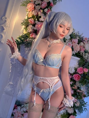 Michi Kyunn - Weiss in flowers_49